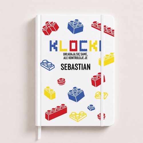 Personalizowany notatnik dla fana LEGO ma kolorową okładkę z motywem klocków.