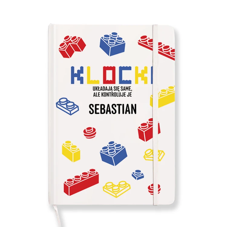 Kolorowy notes dla fana klocków został ozdobiony personalizowanym imieniem.