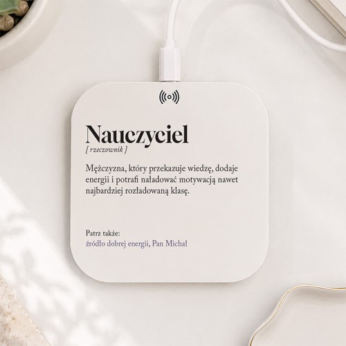 Personalizowana ładowarka indukcyjna z definicją to praktyczny prezent dla nauczyciela.