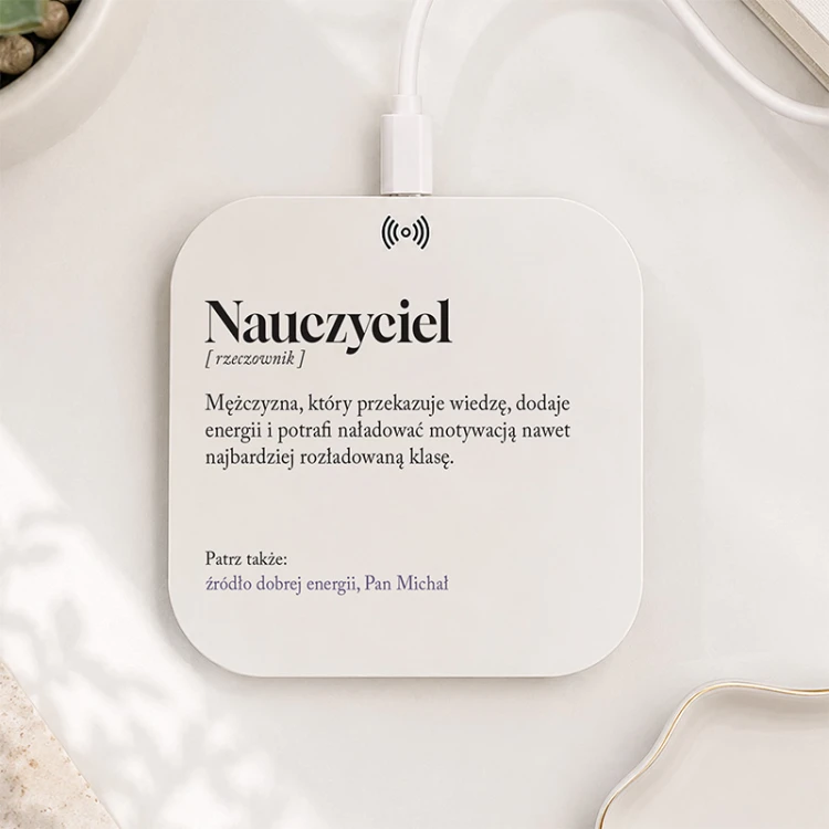 Personalizowana ładowarka indukcyjna z definicją to praktyczny prezent dla nauczyciela.