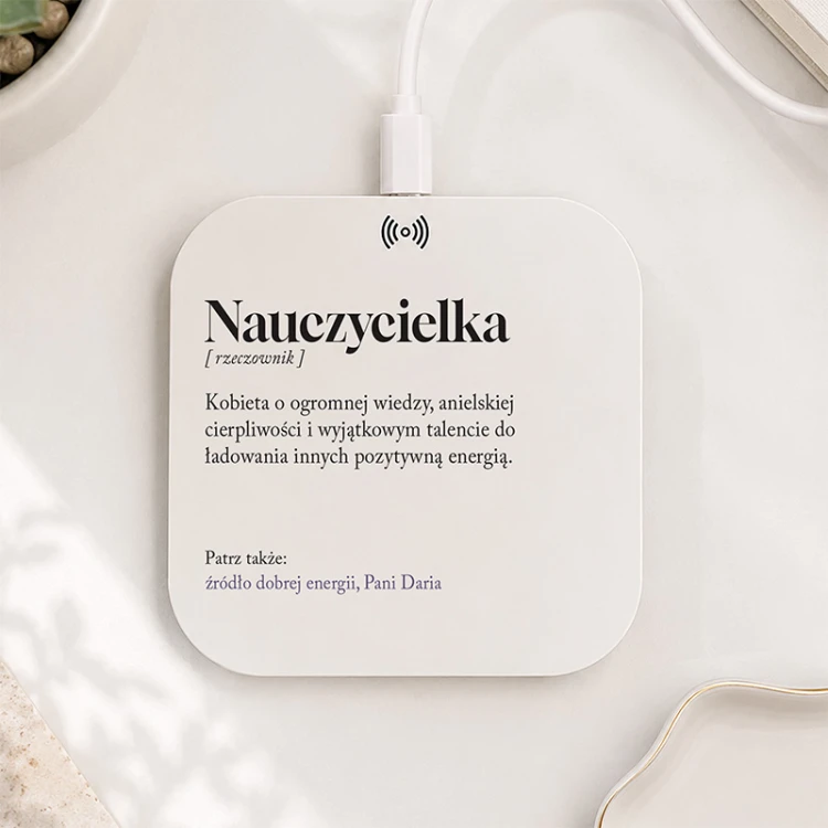 Ładowarka indukcyjna z definicją nauczycielki sprawdzi się jako prezent na Dzień Edukacji Narodowej.