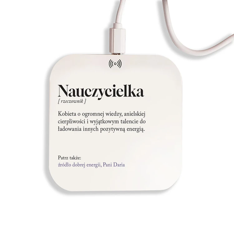 Biała ładowarka bezprzewodowa z imieniem to oryginalny prezent dla nauczycielki.