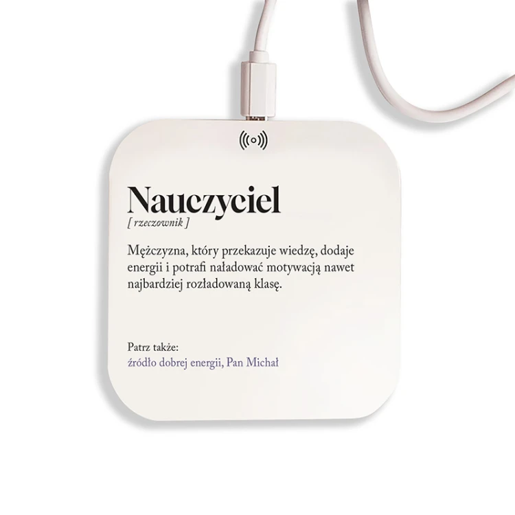 Ładowarka indukcyjna z imieniem i definicją to pomysłowy prezent dla nauczyciela.