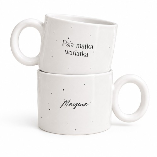Śmieszny kubek dla psiary posiada zabawny napis oraz personalizowane imię właścicielki.
