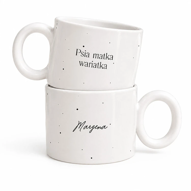 Śmieszny kubek dla psiary posiada zabawny napis oraz personalizowane imię właścicielki.