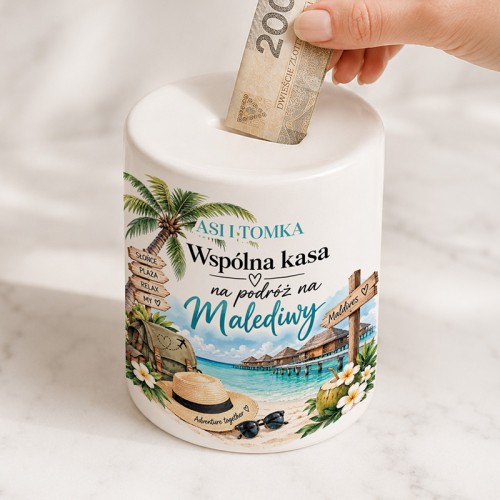 Personalizowana ceramiczna skarbonka na podróż na Malediwy to oryginalny prezent dla pary.