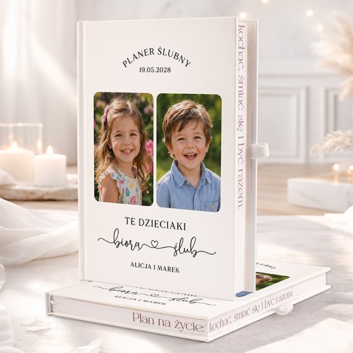 Personalizowany planer ślubny ze zdjęciami z dzieciństwa i napisem Te dzieciaki biorą ślub to prezent dla narzeczonych.