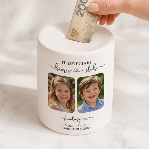 Personalizowana skarbonka na ślub ze zdjęciami z dzieciństwa to pomysłowy prezent na zaręczyny.