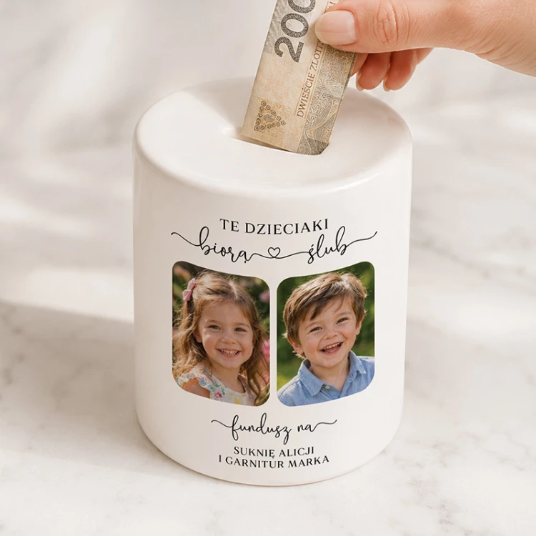 Personalizowana skarbonka na ślub ze zdjęciami z dzieciństwa to pomysłowy prezent na zaręczyny.