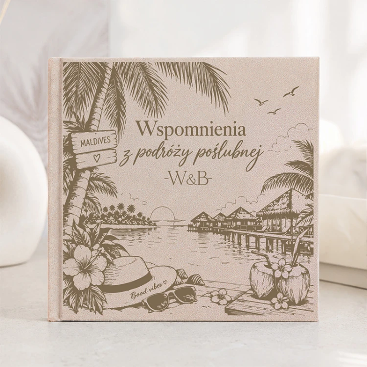 Welurowy album na zdjęcia z podróży poślubnej przedstawia palmy, plażę i domki na wodzie.