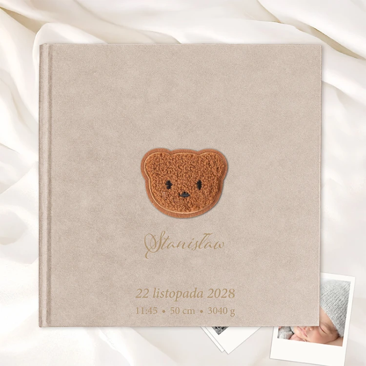Kaszmirowy album welurowy na narodziny dziecka z motywem misia.