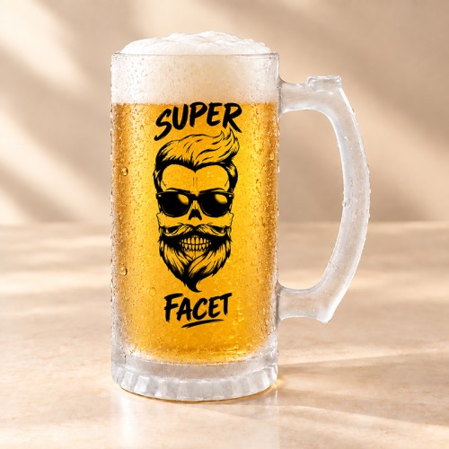 Kufel z piwem i nadrukiem „Super Facet” z grafiką brodatego mężczyzny w okularach.