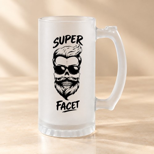 Szklany kufel z nadrukiem „Super Facet” i grafiką brodatego mężczyzny w okularach.