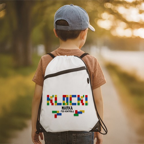 Personalizowany worek z imieniem i kolorowym napisem KLOCKI wyróżnia się zabawną grafiką dla małego konstruktora.