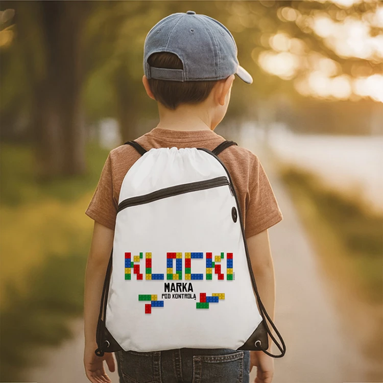 Personalizowany worek z imieniem i kolorowym napisem KLOCKI wyróżnia się zabawną grafiką dla małego konstruktora.