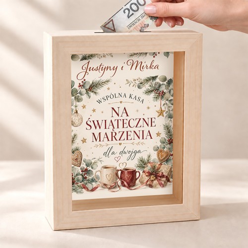 Drewniana skarbonka świąteczna dla pary z personalizowanymi imionami i ozdobną grafiką.