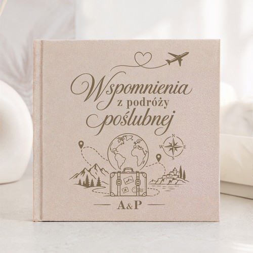 Personalizowany album welurowy na wspomnienia z podróży poślubnej z inicjałami pary.
