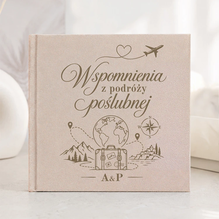 Personalizowany album welurowy na wspomnienia z podróży poślubnej z inicjałami pary.