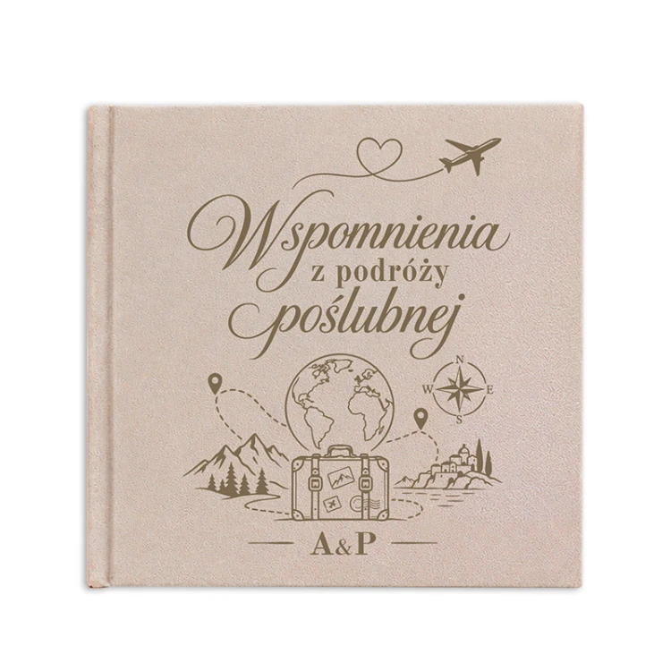 Personalizowany album dla pary z grafiką globusa, walizki i samolotu.