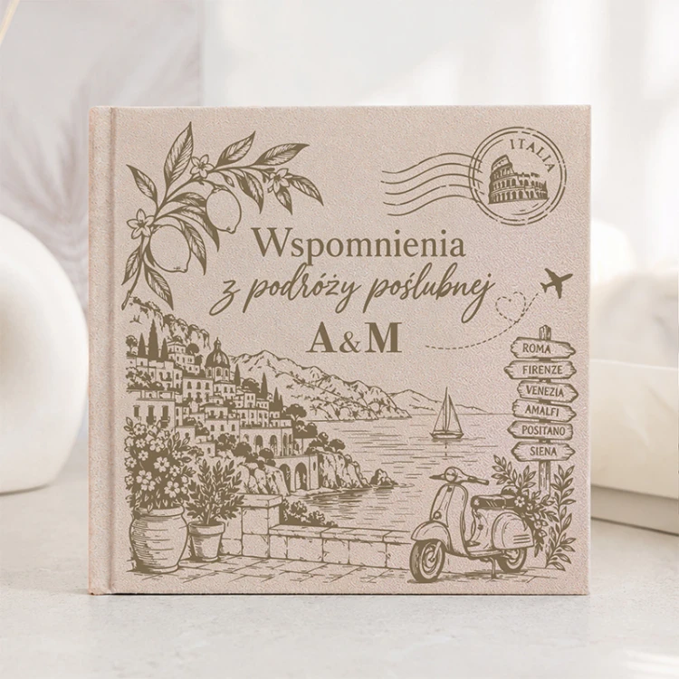 Welurowy album z grubymi białymi kartami przeznaczonymi na zdjęcia i wspomnienia.