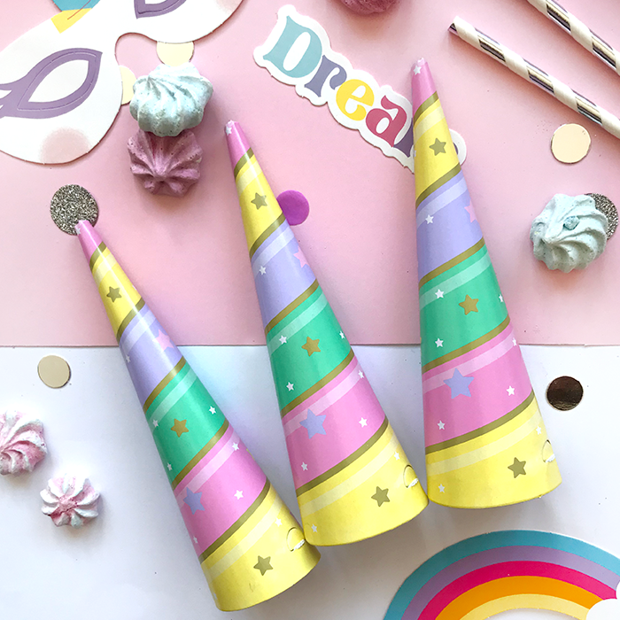CZAPECZKI Rogi Jednorożca tęczowe 18cm 8szt