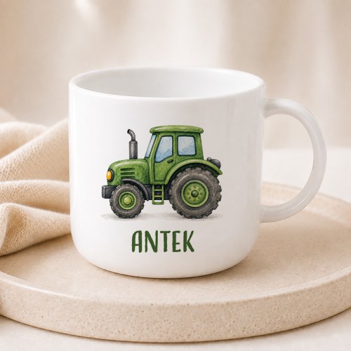 Plastikowy kubek z imieniem chłopca i grafiką zielonego traktora.