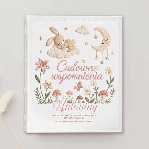 Personalizowany album na zdjęcia dla dziewczynki z grafiką śpiącego króliczka.
