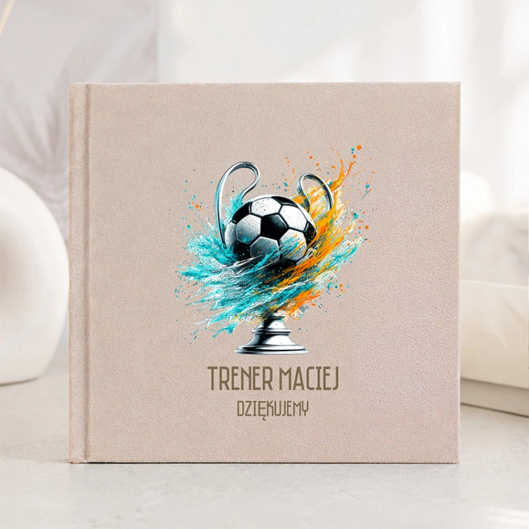 Personalizowany welurowy album dla trenera piłki nożnej.