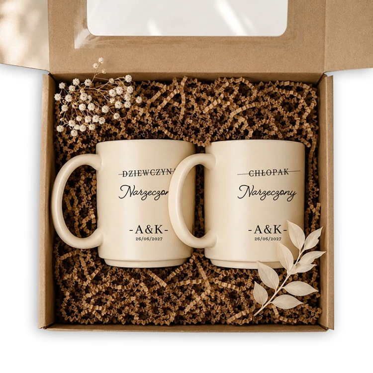 Elegancki prezent zaręczynowy z personalizowanymi kubkami ceramicznymi.