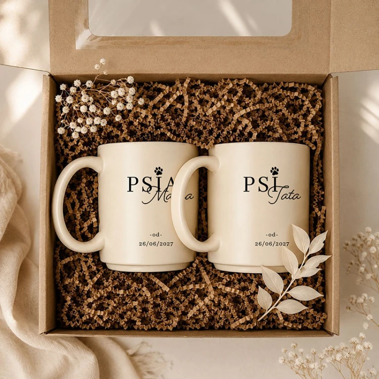Personalizowany zestaw kubków dla psich rodziców znajduje się w ozdobnym pudełku.