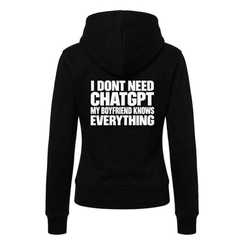 Bluza damska z kapturem i napisem My Boyfriend Knows Everything sprawdzi się jako zabawny prezent dla partnerki.