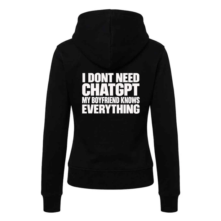 Bluza damska z kapturem i napisem My Boyfriend Knows Everything sprawdzi się jako zabawny prezent dla partnerki.