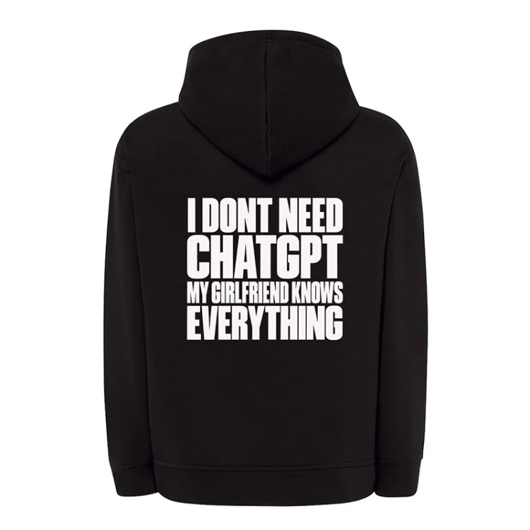 Czarna bluza dla chłopaka z nadrukiem I Don't Need ChatGPT to pomysł na prezent od dziewczyny na urodziny lub rocznicę.