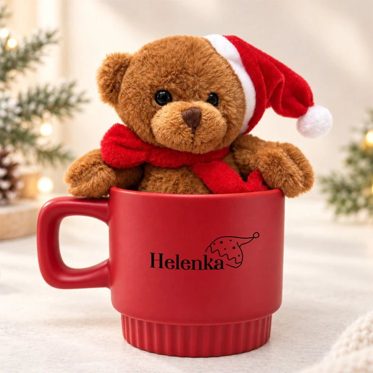 Personalizowany kubek z misiem to świąteczny prezent dla dziecka z imieniem.