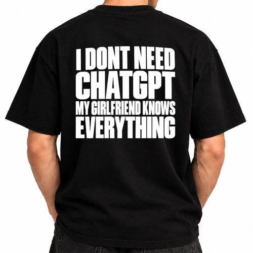 Czarny T-shirt męski z napisem z tyłu sprawdzi się jako śmieszny prezent dla chłopaka.