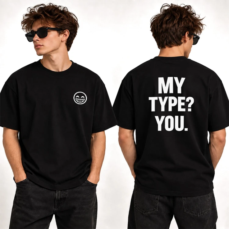 Czarny T-shirt męski z napisem na plecach to zabawny prezent dla chłopaka i partnera.