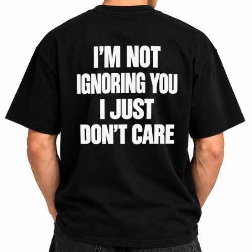 T-shirt męski z dużym napisem na plecach sprawdzi się jako śmieszny prezent dla faceta.