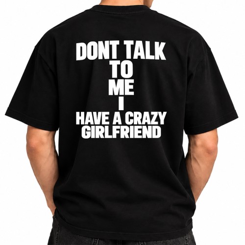 Zabawny T-shirt męski z napisem na plecach sprawdzi się jako prezent dla chłopaka od dziewczyny.