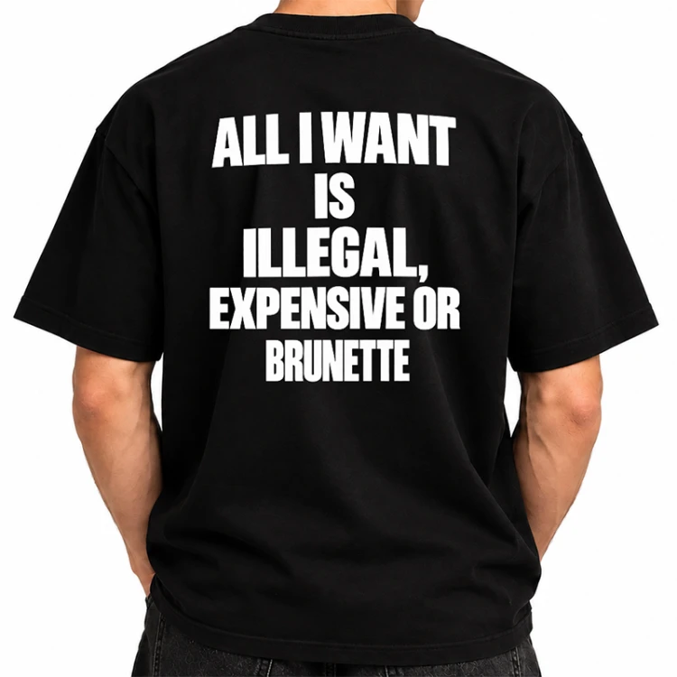 Zabawny T-shirt męski z napisem na plecach sprawdzi się jako prezent dla chłopaka od dziewczyny.