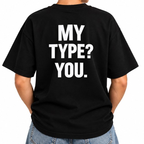 Czarny T-shirt damski z dużym nadrukiem na plecach sprawdzi się jako zabawny prezent dla dziewczyny.