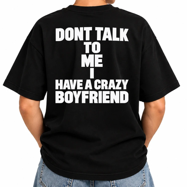 Zabawny T-shirt damski z dużym napisem na plecach sprawdzi się jako prezent dla dziewczyny.