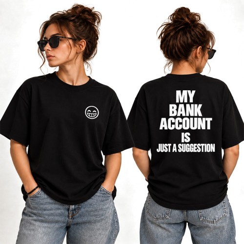 Czarny T-shirt damski dla zakupoholiczki z zabawnym napisem to ciekawy pomysł na prezent dla dziewczyny.
