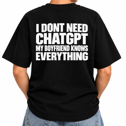 Zabawny T-shirt damski z napisem na plecach sprawdzi się jako prezent dla dziewczyny od chłopaka.