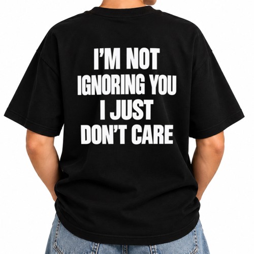 Zabawny T-shirt damski z dużym białym napisem na plecach sprawdzi się jako prezent dla kobiety z poczuciem humoru.
