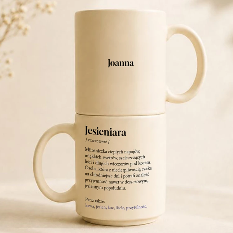 Personalizowany kubek dla jesieniary z zabawną definicją to pomysł na jesienny prezent dla kobiety.