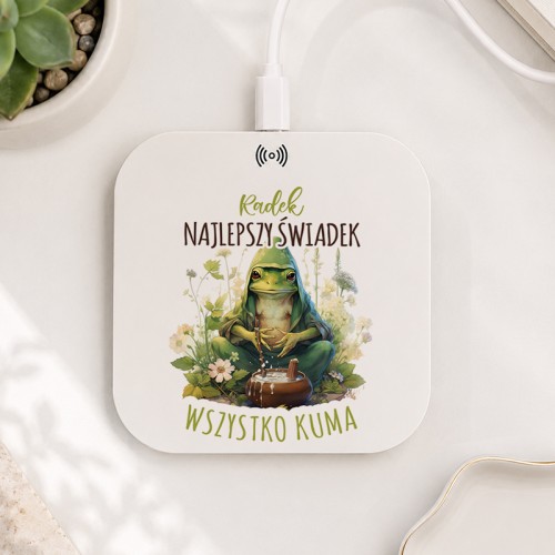 Personalizowana ładowarka indukcyjna dla świadka z imieniem i zabawną grafiką żabki, praktyczny prezent oraz podziękowanie dla świadka za pomoc przy ślubie.