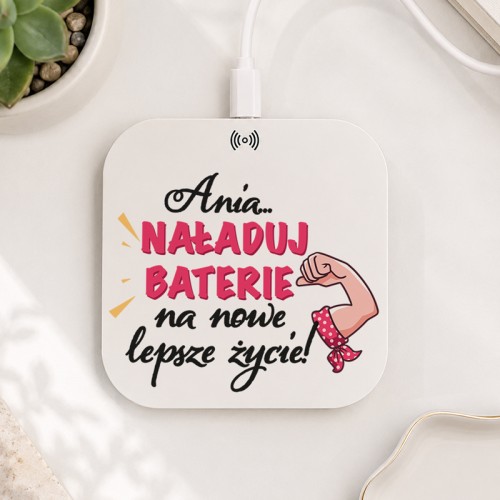 Personalizowana ładowarka indukcyjna z imieniem i zabawnym napisem, oryginalny prezent dla kobiety z okazji rozwodu i nowego początku.