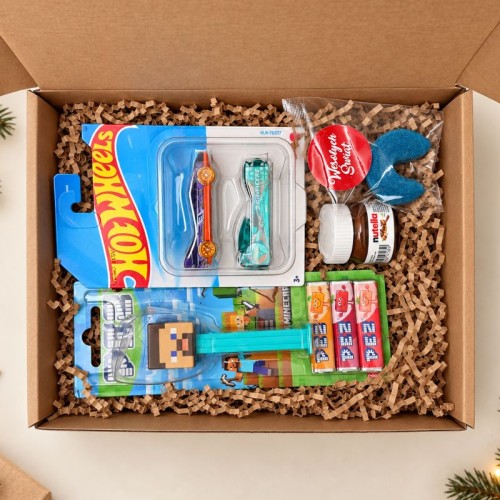 Zestaw świąteczny dla chłopca zawiera autka Hot Wheels, gadżet w stylu Minecraft oraz słodkie niespodzianki.