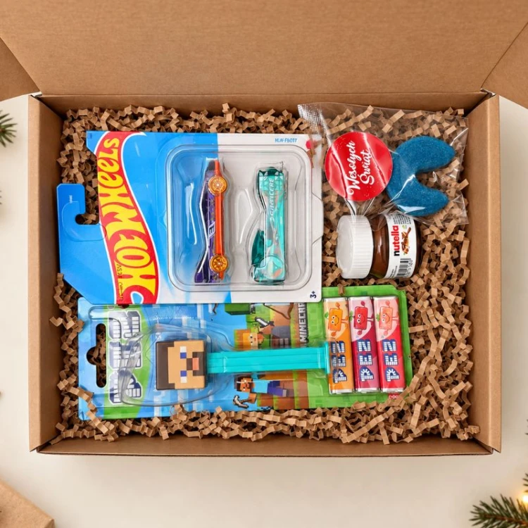 Zestaw świąteczny dla chłopca zawiera autka Hot Wheels, gadżet w stylu Minecraft oraz słodkie niespodzianki.
