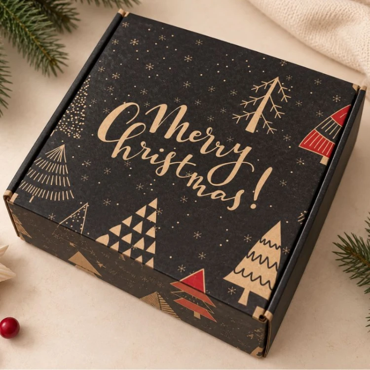 Świąteczne pudełko prezentowe z napisem Merry Christmas i dekoracyjną grafiką choinek.